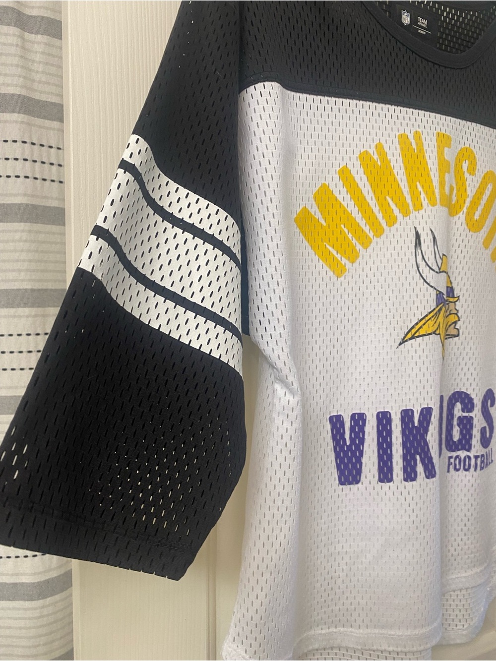 Minnesota Vikings NFL TEAM APPAREL Women’s Mesh Jersey Style Top Size Medium - Picture 7 of 16